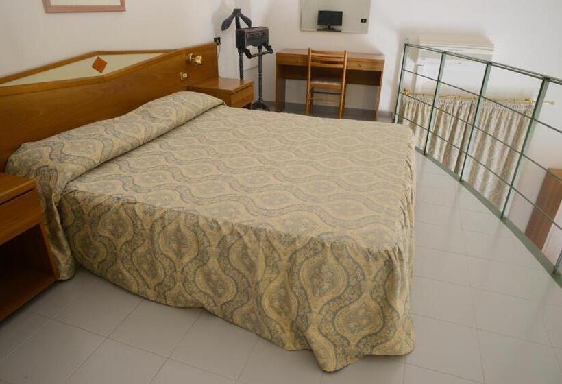 带大床的套房, Albergo Italia