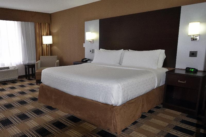스탠다드 룸 킹사이즈 침대, Holiday Inn Express & Suites Ottawa East Orleans, An Ihg