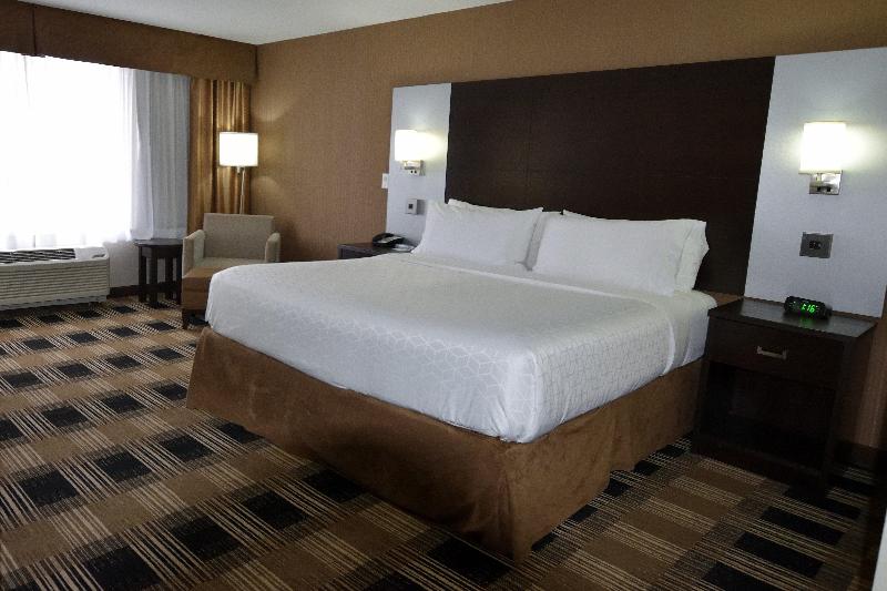 身障者適用キングサイズベッドルーム, Holiday Inn Express & Suites Ottawa East Orleans, An Ihg
