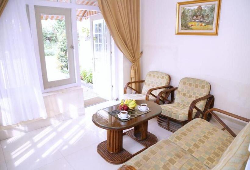 اتاق لوکس با چشم‌انداز باغ, Indah Palace Tawangmangu