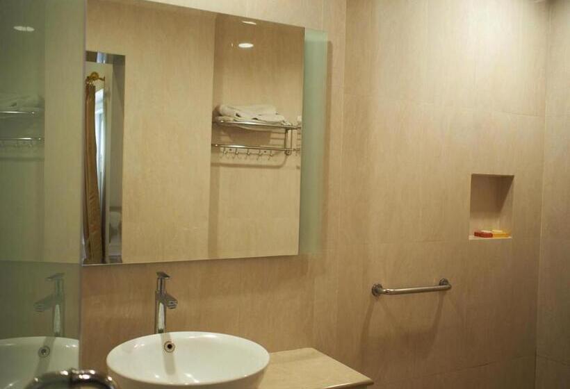 اتاق استاندارد با تخت بزرگ, Indah Palace Tawangmangu