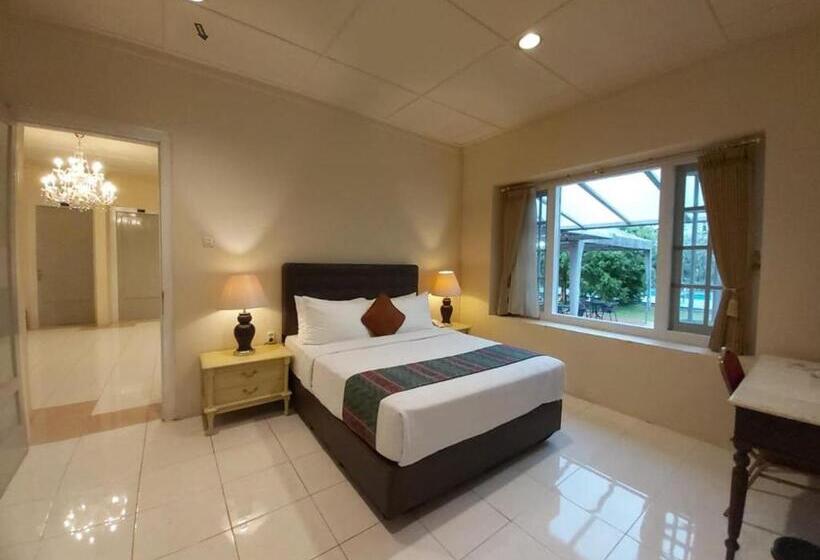 اتاق استاندارد با تخت بزرگ, Indah Palace Tawangmangu