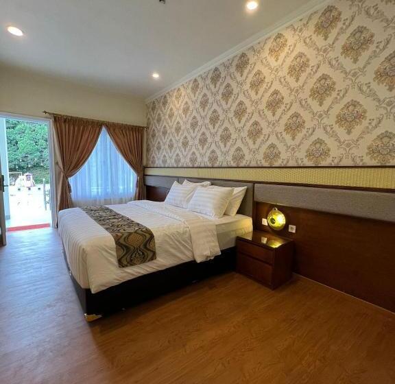 اتاق لوکس با تخت بزرگ, Indah Palace Tawangmangu