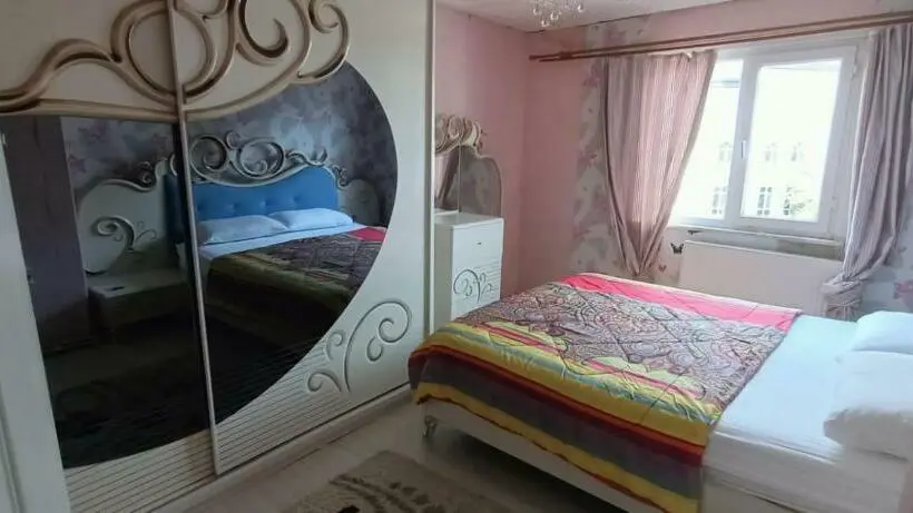 اتاق خانوادگی, Altay Motel
