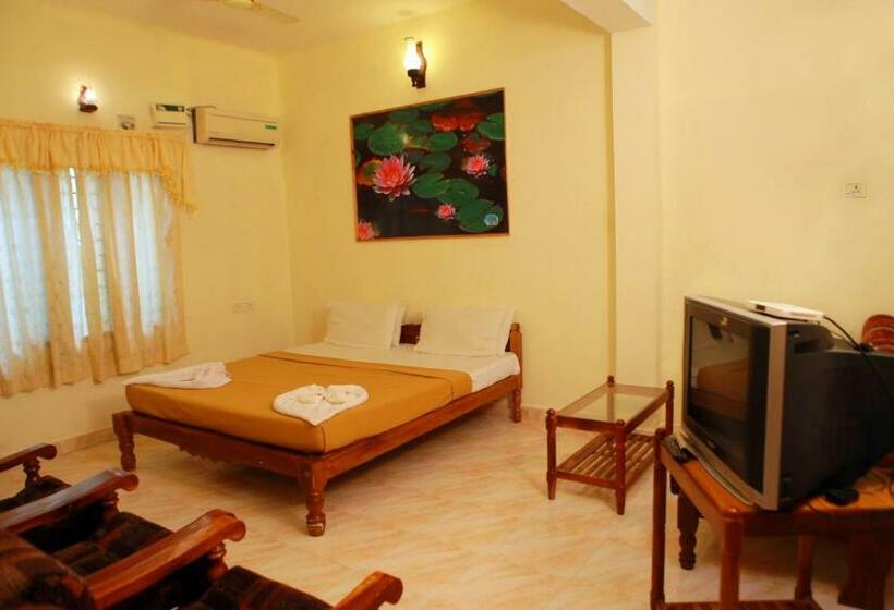 Familie Suite, Candid Residency