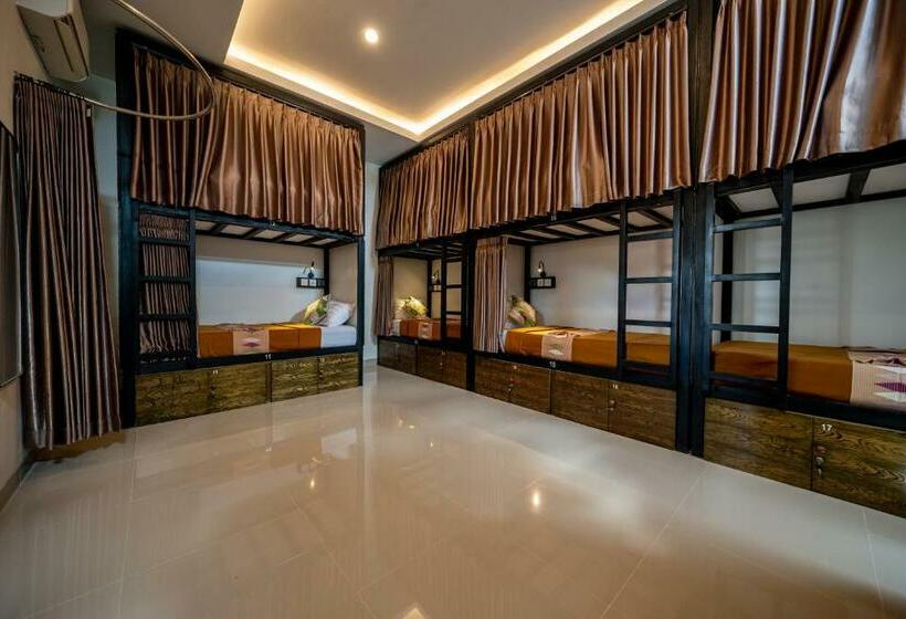 سرير فى غرفة مشتركه, The Moon Hostel