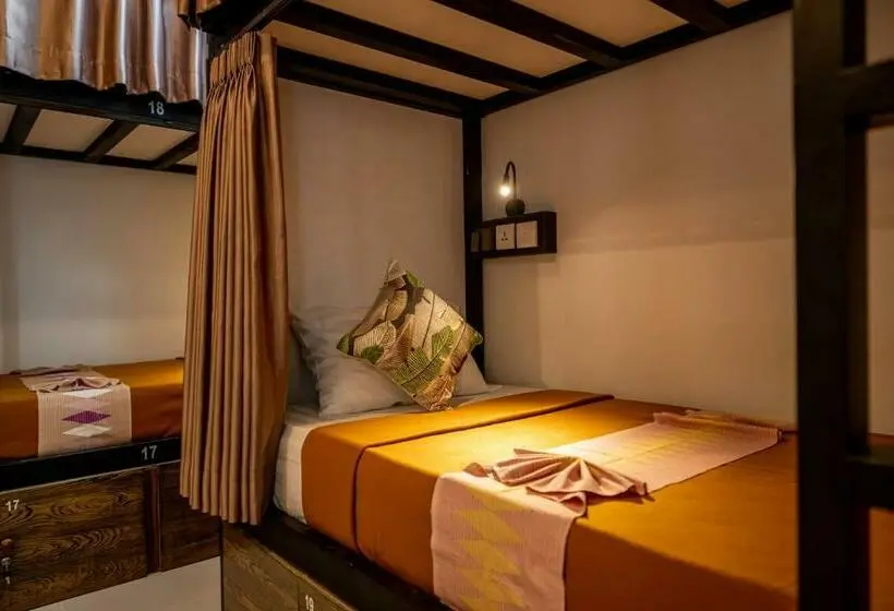 Vuode Makuusalissa, The Moon Hostel