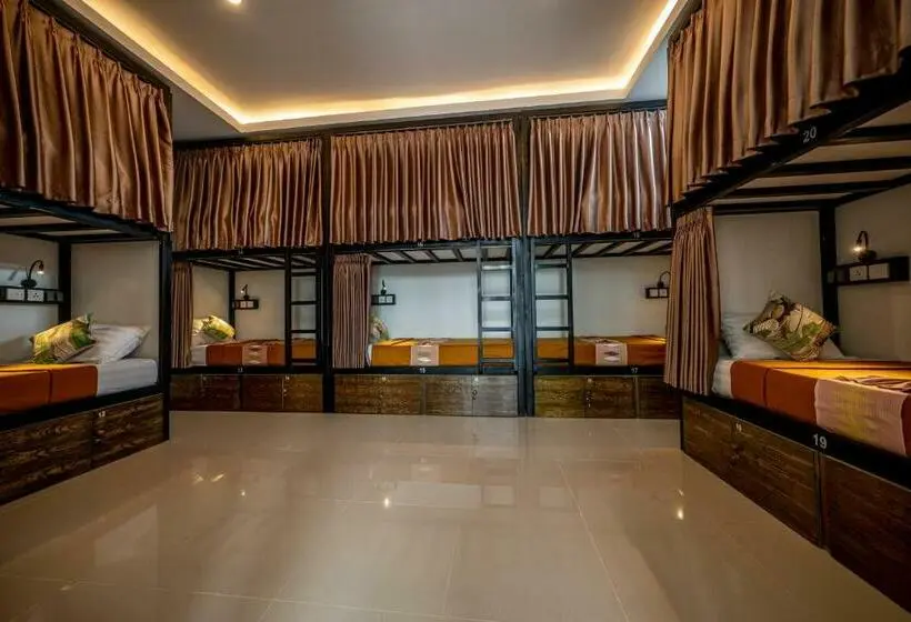 Vuode Makuusalissa, The Moon Hostel