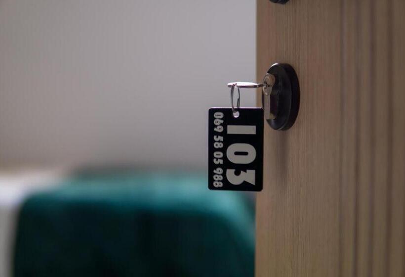 חדר דלוקס לשלושה, Morfeus