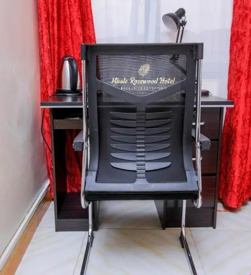 اتاق خانوادگی, Mbale Rosewood