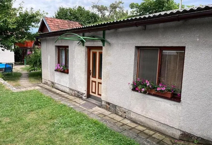 Standard Kolmen Hengen Huone Puutarhanäkymä, Penzion Petra