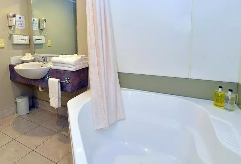 スタンダードスタジオ, Brougham Heights Motel