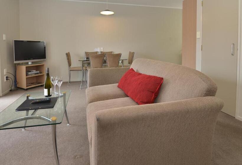 דירת שני חדרים, Brougham Heights Motel