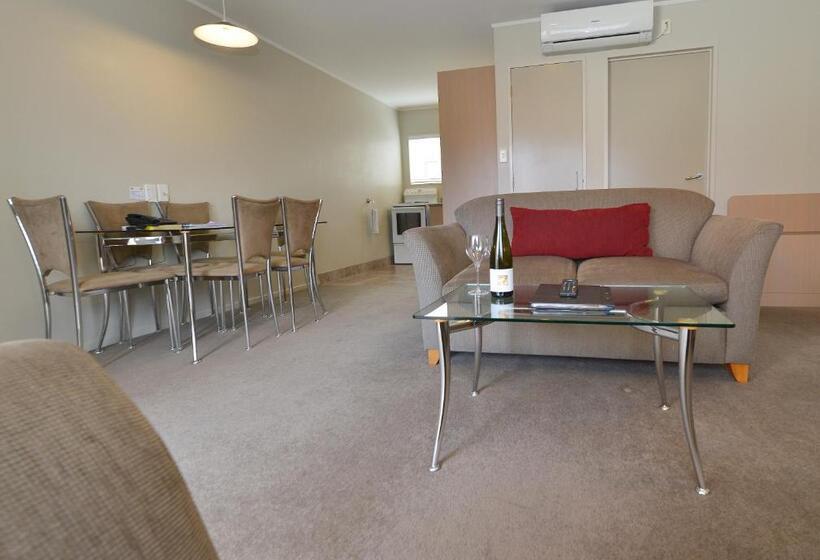 דירת שני חדרים, Brougham Heights Motel