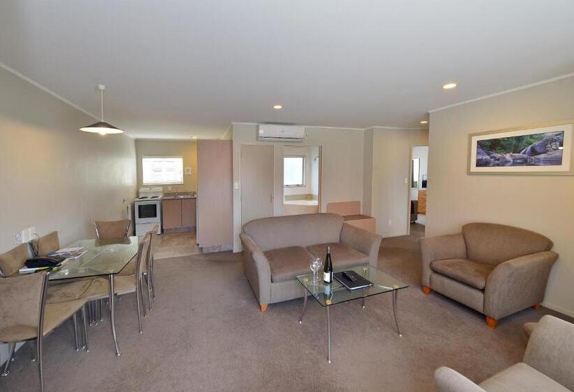 דירת שני חדרים, Brougham Heights Motel