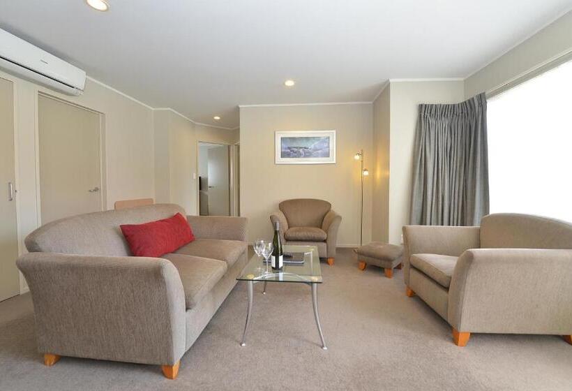 דירת שני חדרים, Brougham Heights Motel