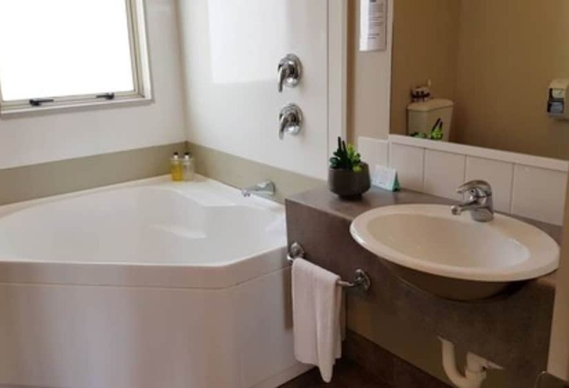 استودیوی استاندارد, Brougham Heights Motel