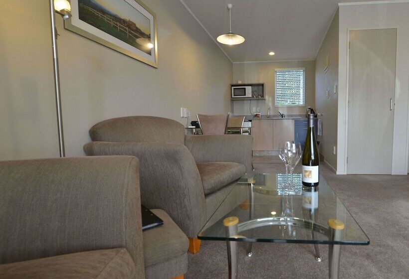 استودیوی استاندارد, Brougham Heights Motel