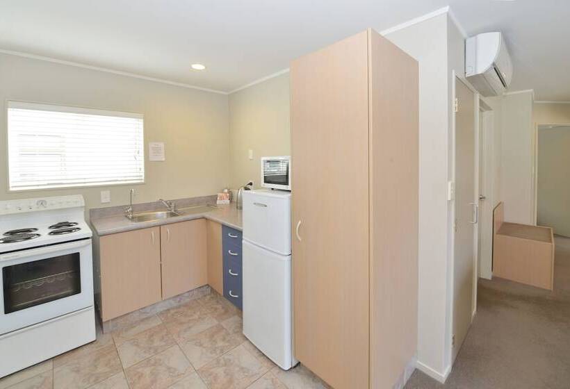 דירת שני חדרים, Brougham Heights Motel