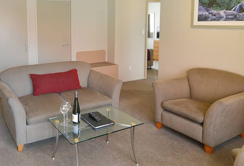 דירת שני חדרים, Brougham Heights Motel