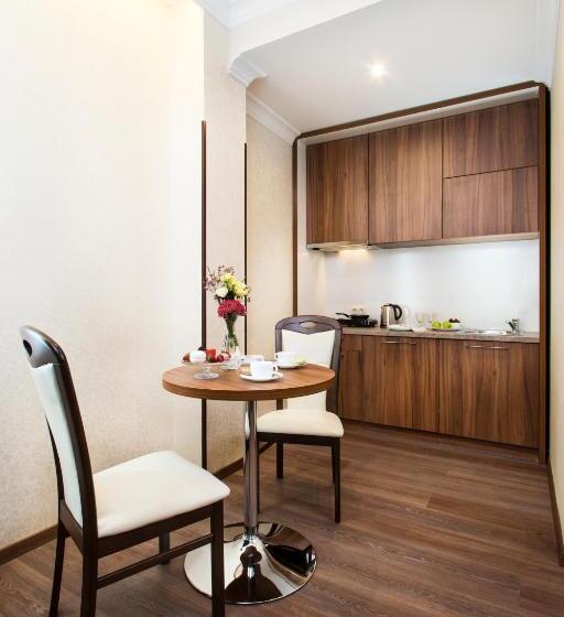 سوییت, Bonapart Hotel By Uhm