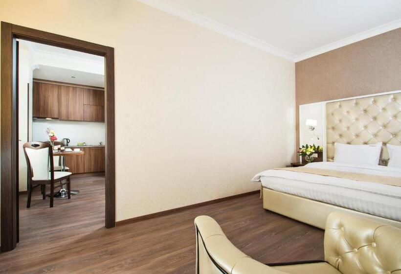 سوییت, Bonapart Hotel By Uhm