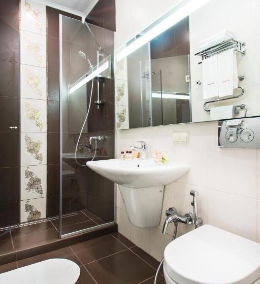 اتاق خانوادگی, Bonapart Hotel By Uhm