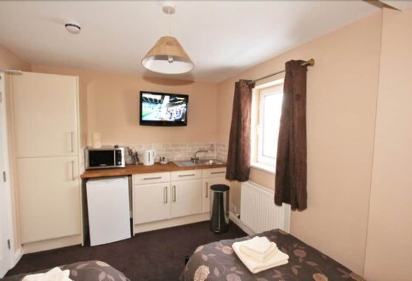 スタンダードルーム, Central Studios Gloucester Road By Roomsbooked   Free Parking