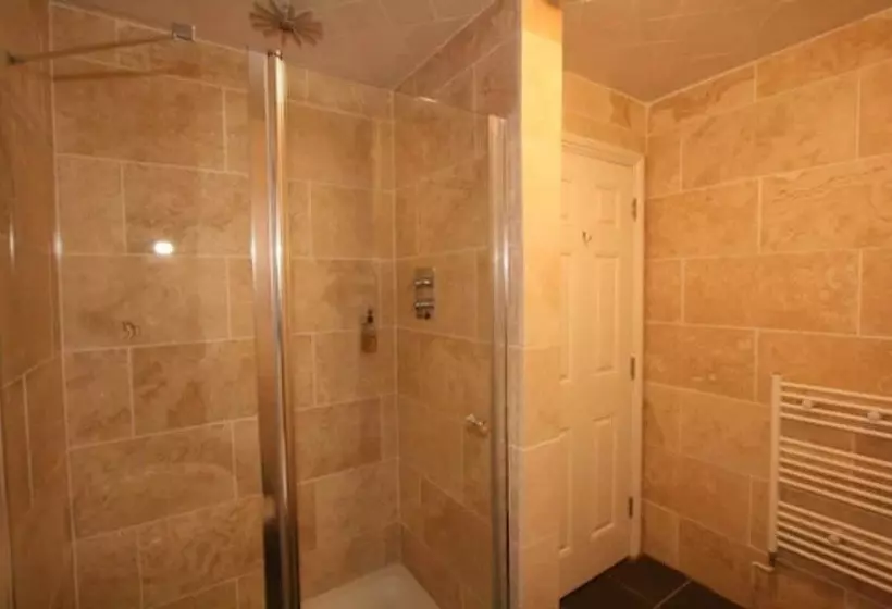 Perhehuone, Central Studios Gloucester Road By Roomsbooked   Free Parking
