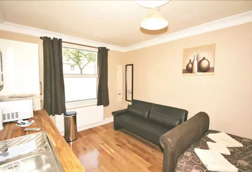 Perhehuone, Central Studios Gloucester Road By Roomsbooked   Free Parking