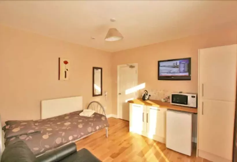 Standard Yhden Hengen Huone, Central Studios Gloucester Road By Roomsbooked   Free Parking
