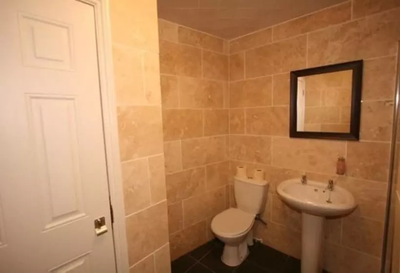 Standard Yhden Hengen Huone, Central Studios Gloucester Road By Roomsbooked   Free Parking