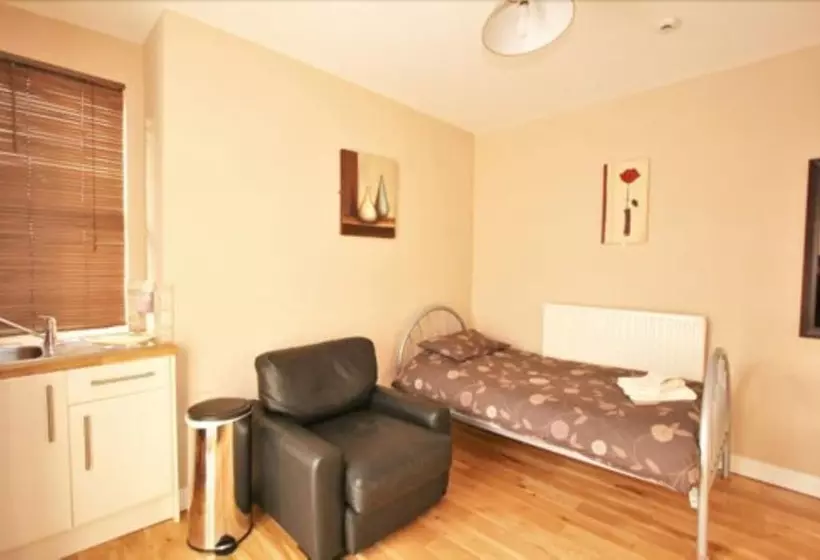 Standard Yhden Hengen Huone, Central Studios Gloucester Road By Roomsbooked   Free Parking