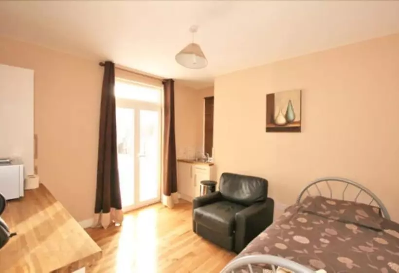 Standard Yhden Hengen Huone, Central Studios Gloucester Road By Roomsbooked   Free Parking