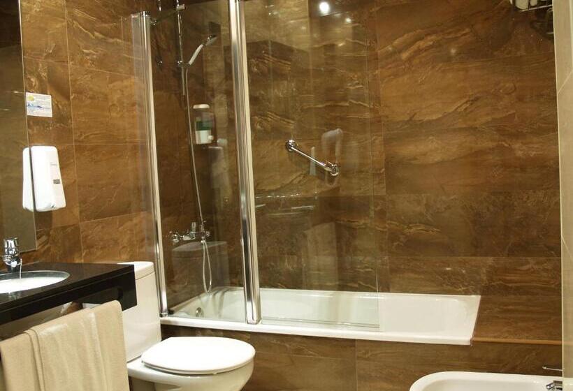 غرفة قياسية ثلاثية, Navarro