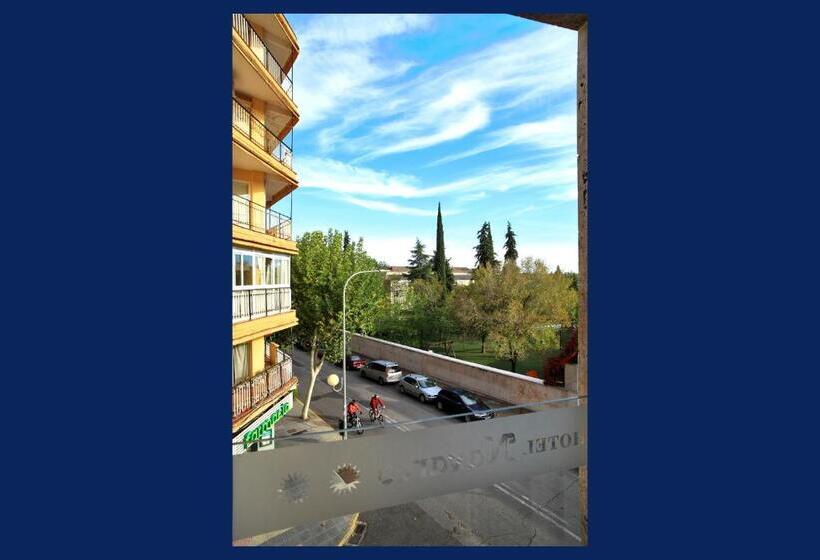 غرفة قياسية ثلاثية, Navarro