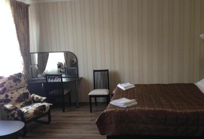 جناح جونيور, Royal