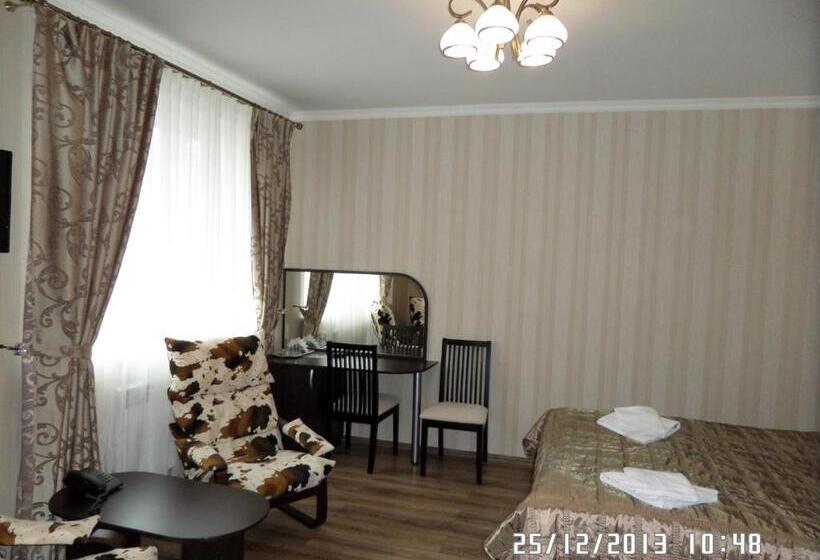 جناح جونيور, Royal