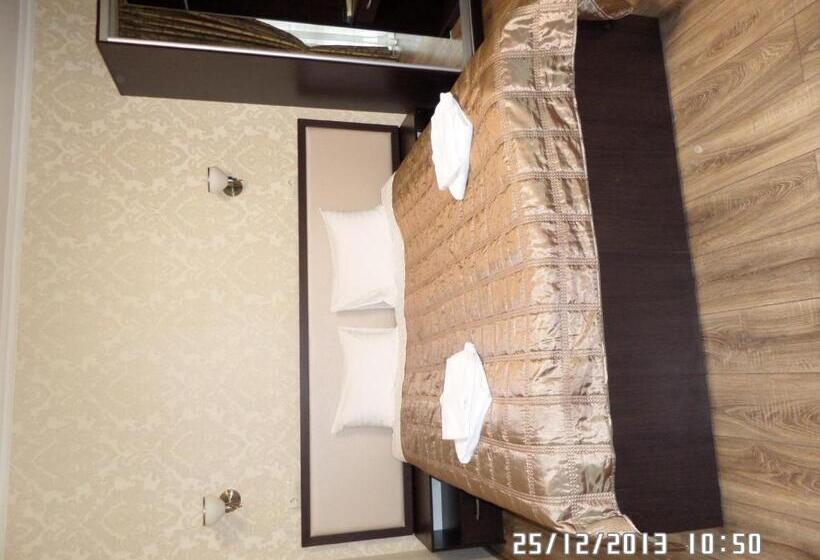 جناح جونيور, Royal