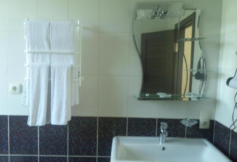 جناح جونيور, Royal