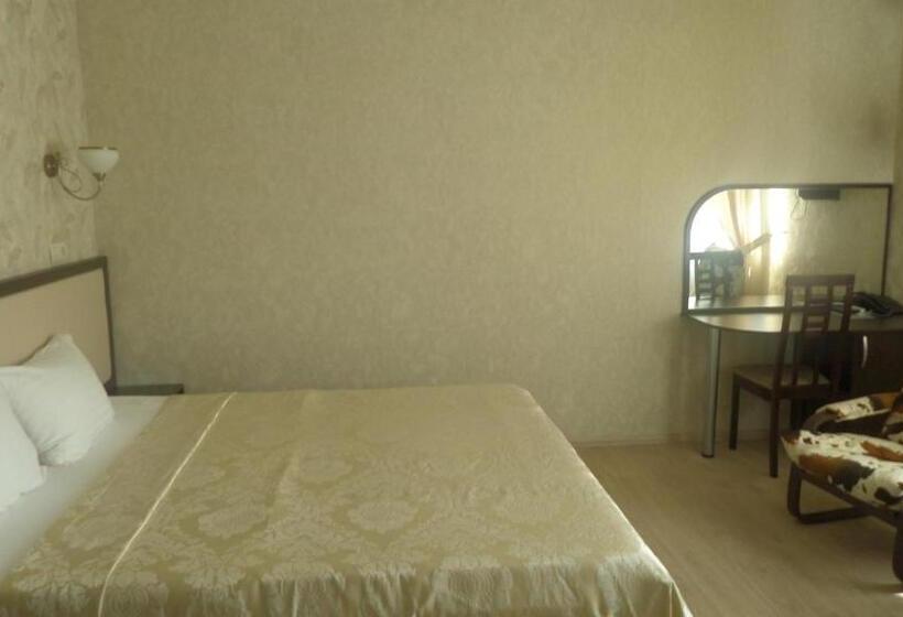 جناح جونيور, Royal