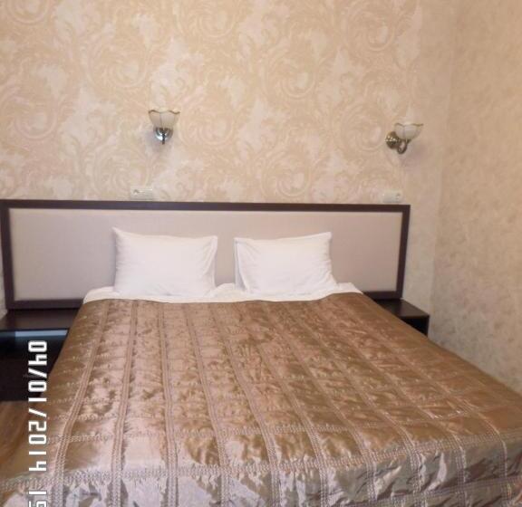 جناح جونيور, Royal