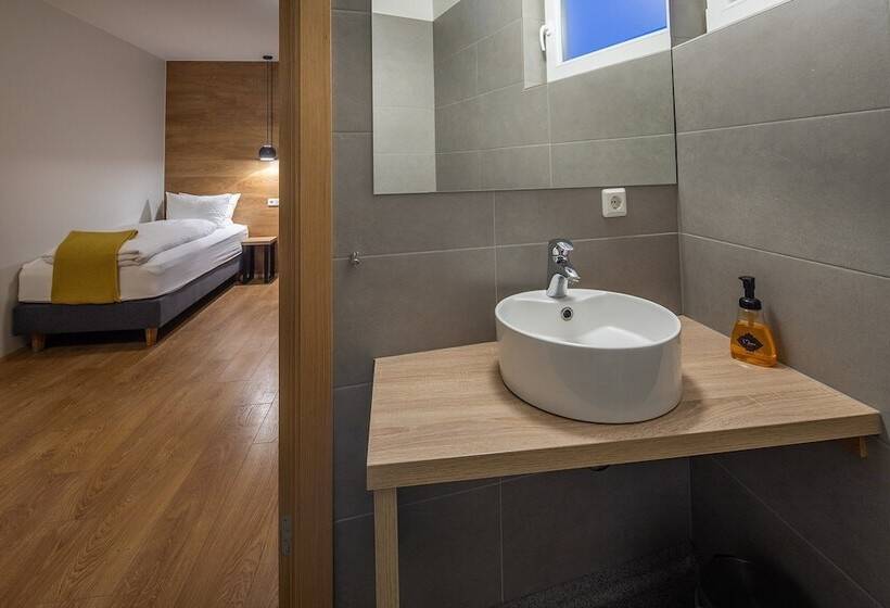 اتاق استاندارد, Stracta