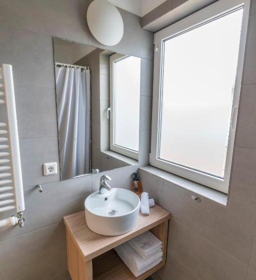 اتاق استاندارد با وان آب گرم, Stracta