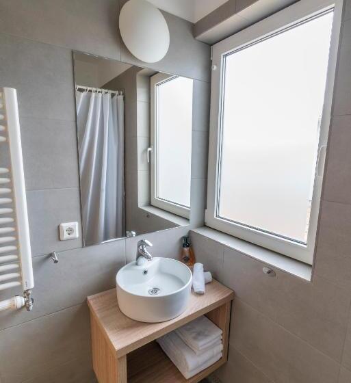 اتاق سوپریور با وان آب گرم, Stracta