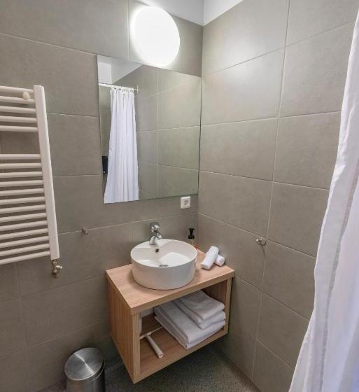 استودیوی استاندارد, Stracta