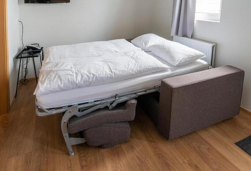 استودیوی استاندارد, Stracta