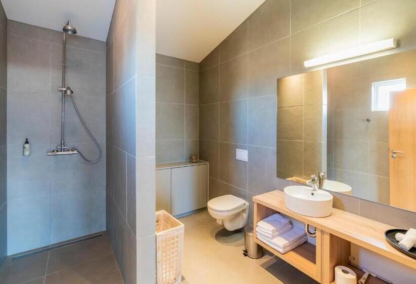 سوییت لوکس, Stracta