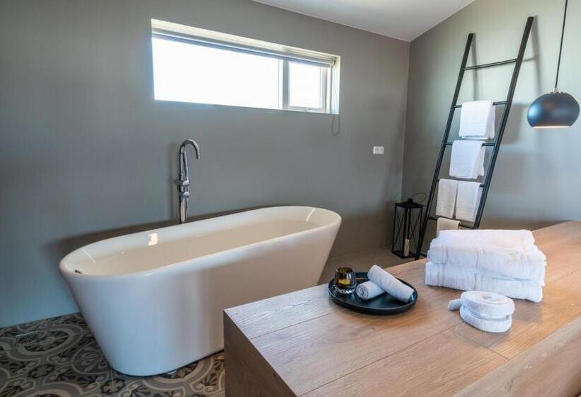 سوییت لوکس, Stracta