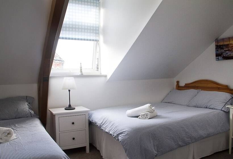 غرفة عائلية, Timrick Lodge